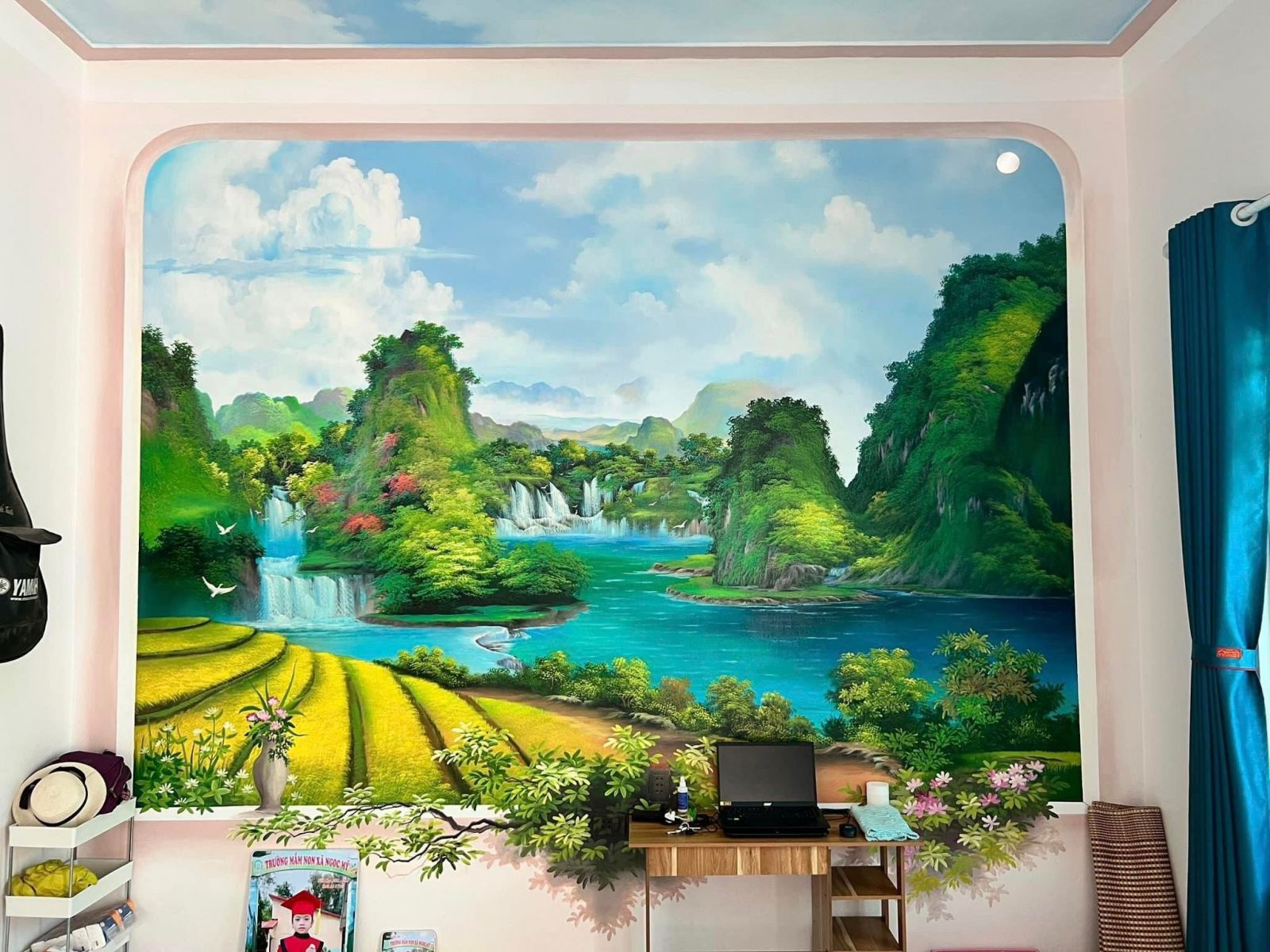 Phòng ngủ khách sạn thích hợp trang trí với tranh vẽ cảnh núi sông thoáng đãng