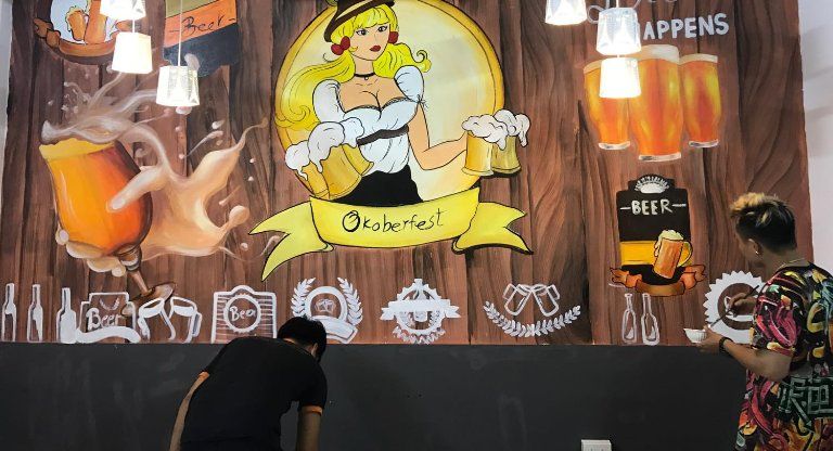 Mẫu tranh vẽ tường cô gái tóc vàng gợi cảm, quyến rũ ở quán bia