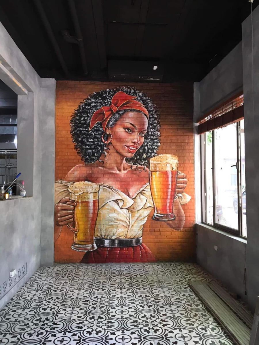 Tranh cô nàng gốc Phi sexy, nóng bỏng trang trí quán bia độc đáo