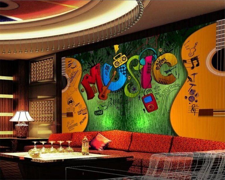 Họa tiết của âm nhạc ở bức tranh trên tường chắc chắn rất hợp với không khí vui vẻ của phòng karaoke